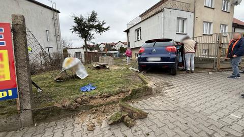 Kierowca staranował ogrodzenie i prawie wjechał w dom