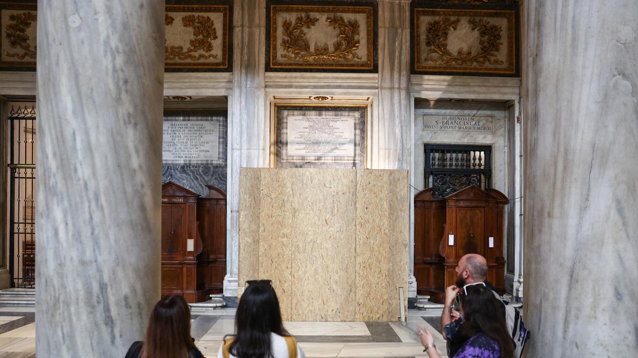 Napis "Franciscus" mało widoczny. Włoskie media: rozważane są poprawki