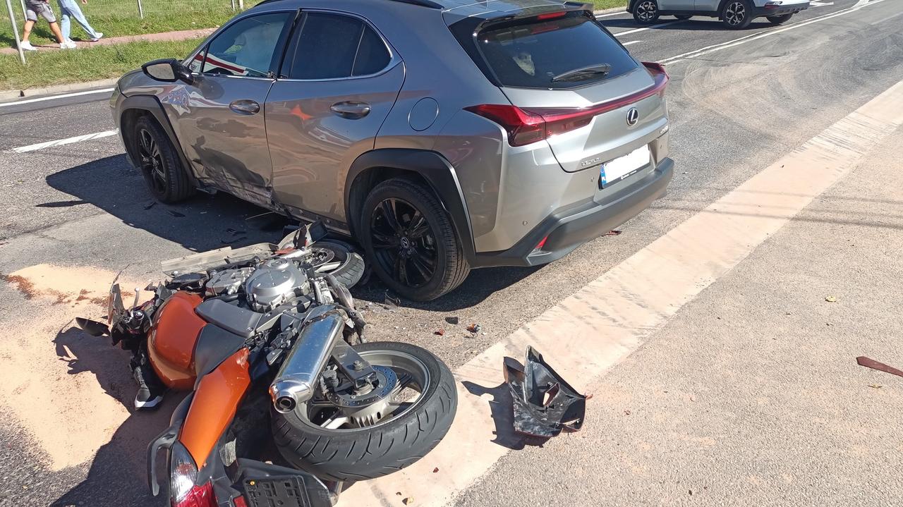 Uderzył motocyklem w bok auta, policjant nie żyje