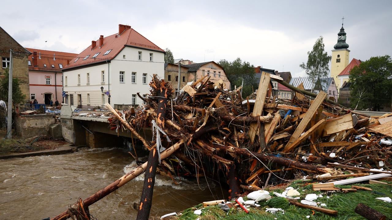 Środki z KPO skierować na pomoc powodzianom? "Odpowiedź nie jest prosta"