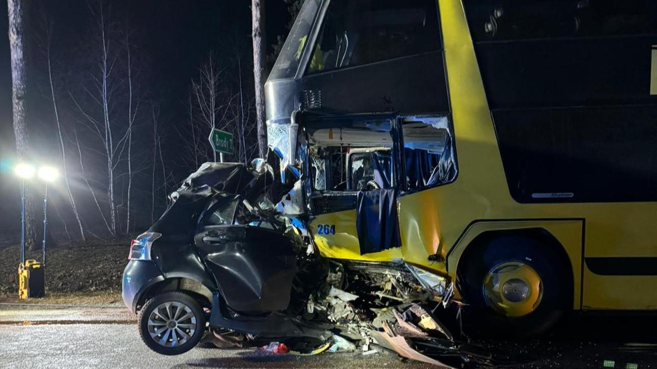 Auto wbiło się w autobus. Nie żyje 18-letni kierowca