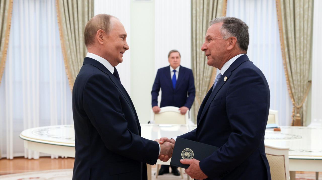 Syn urzędniczki CIA walczył po stronie Rosji. Putin przekazał order wysłannikowi Trumpa