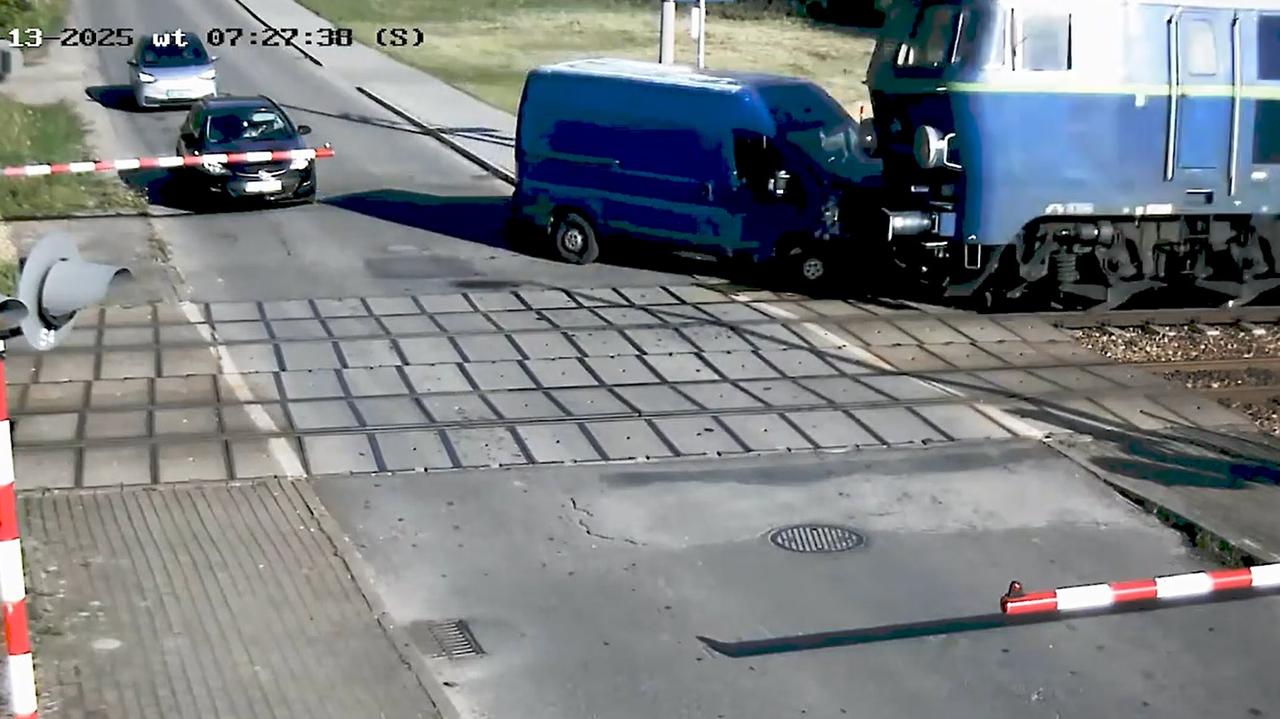 Nie czekał na podniesienie rogatek, wjechał przed lokomotywę. Nagranie