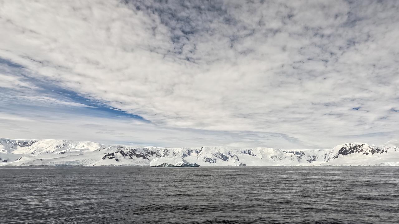 "Dziura grawitacyjna" nad Antarktydą. Co jest jej przyczyną