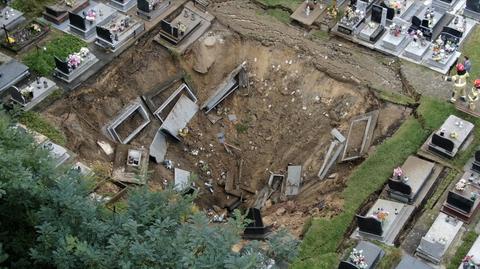 Trzebinia. Na cmentarzu zapadła się ziemia, do leju wpadło około 40 nagrobków (materiał z 20.09.2022)