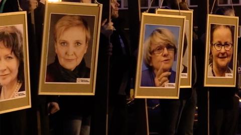 Sąd nakazał prokuraturze kontynuowanie śledztwa w sprawie zdjęć europosłów powieszonych na szubienicach