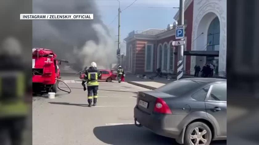 Rosjanie ostrzelali dworzec w Kramatorsku, gdzie cywile oczekiwali na ewakuację (nagranie z 8 kwietnia 2022)