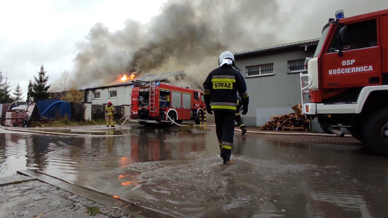Pożar hali przemysłowej w Białogardzie, z ogniem walczy 10 jednostek straży 