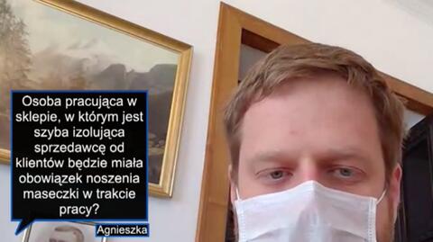 Czy kasjerka oddzielona szybą od klienta ma obowiązek noszenia maseczki? Wiceminister zdrowia odpowiada