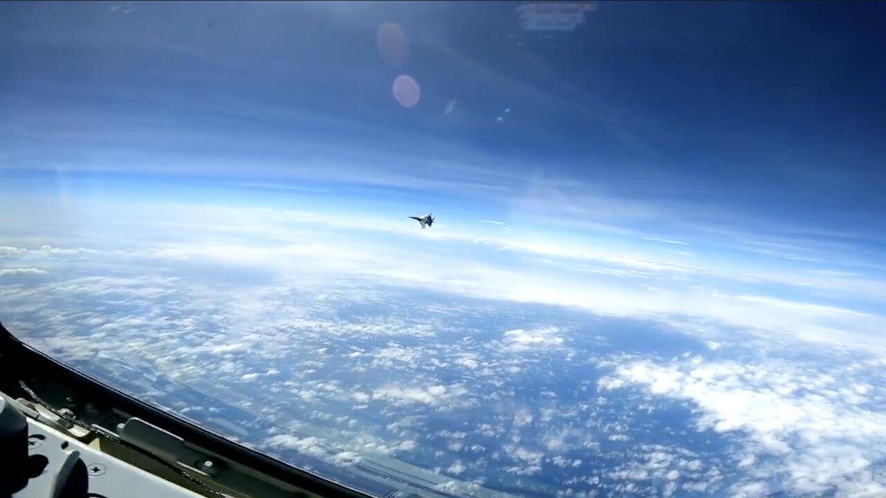 Chiński myśliwiec sfotografowany nad saudyjskim portem. Stacjonują tam okręty wojenne USA