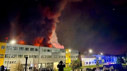 Strażak: pożar fabryki opon w Dębicy został opanowany po dwóch godzinach (materiał z 21.08.2023)