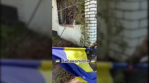 Ukraińcy wieszają flagę na budynku w odbitej miejscowości Wysokopilla w obwodzie chersońskim