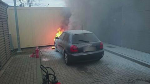 Pożar auta na stacji paliw. Gasił je policjant