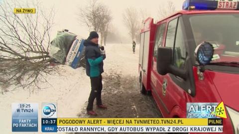 Autobus wpadł do rowu. Trudne warunki na drogach Dolnego Śląska