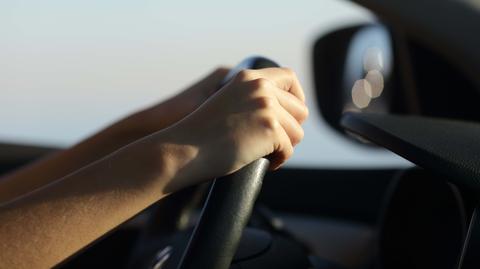 Jak istotne jest trzymanie rąk na kierownicy?
