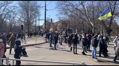 Tłumy protestujących na ulicach Chersonia. Nagranie z 13 marca  