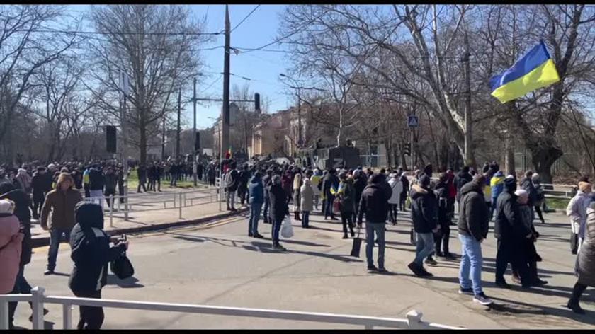 Tłumy protestujących na ulicach Chersonia. Nagranie z 13 marca  