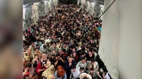Setki osób ewakuowanych w jednym samolocie z Kabulu