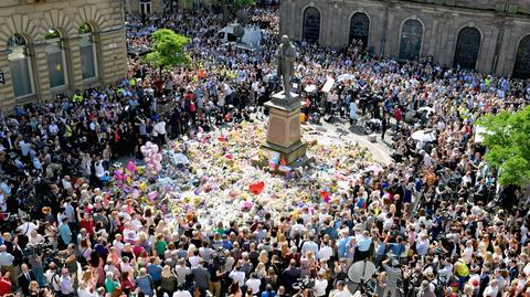 Zgromadzony tłum opłakujący ofiary zamachu w Manchesterze. Nagranie z 23 maja 2017 roku