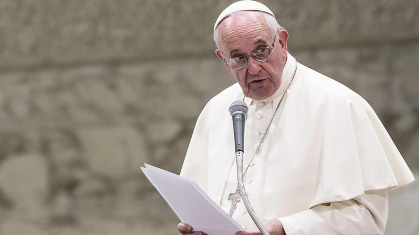 Papież Franciszek wzywa wszystkie parafie do pomocy uchodźcom