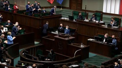 Oklaski na stojąco dla premiera, Ziobro siedzi w ławach ze spuszczoną głową