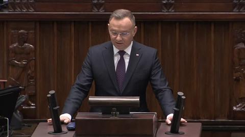 Prezydent zakończył wystąpienie i uścisnął dłonie posłom w pierwszym rzędzie.