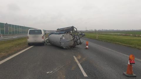 Na A1 przewróciła się przyczepa z wozem asenizacyjnym