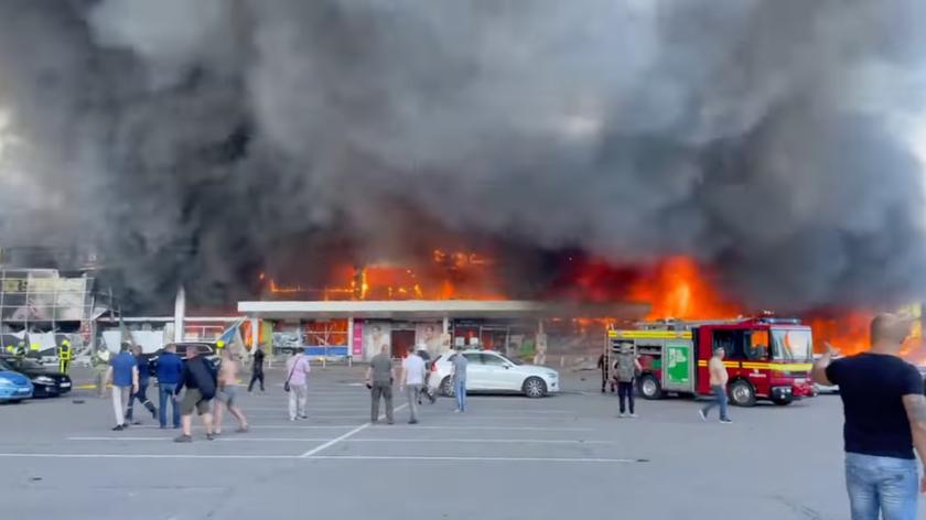 Rosyjski pocisk uderzył w centrum handlowe w Krzemieńczuku. Zabici i ranni