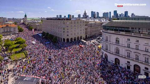 Początek marszu przez Warszawę na placu Na Rozdrożu. Nagranie z drona