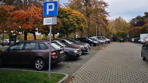Poznań, os. Przyjaźni: Zniknął nadmiar znaków z parkingu