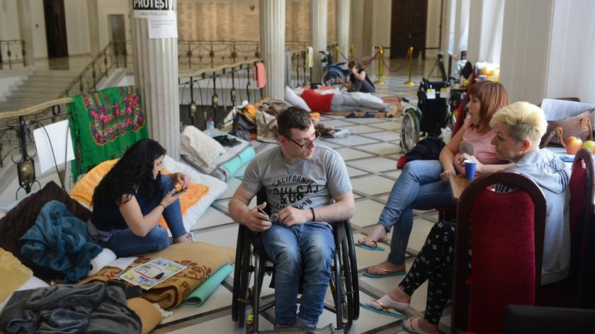 Protestujący niepełnosprawni o słowach Krynickiej