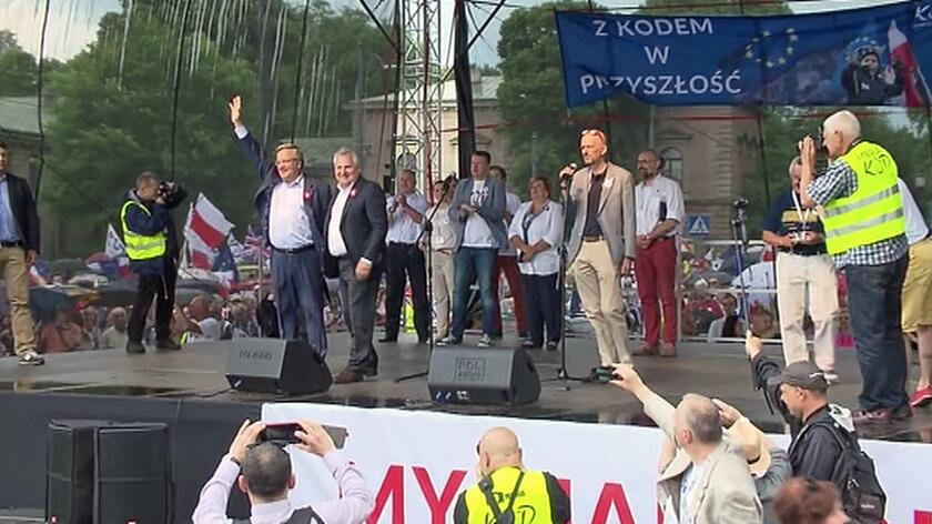 "Sto lat!" dla Bronisława Komorowskiego na demonstracji KOD