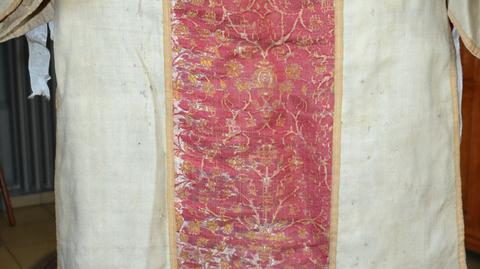 Ryki. Znaleźli w szafie szatę, której środkowa część została wykonana z tkanin prawdopodobnie z XVI lub początku XVII wieku (materiał z 22.09.2022)