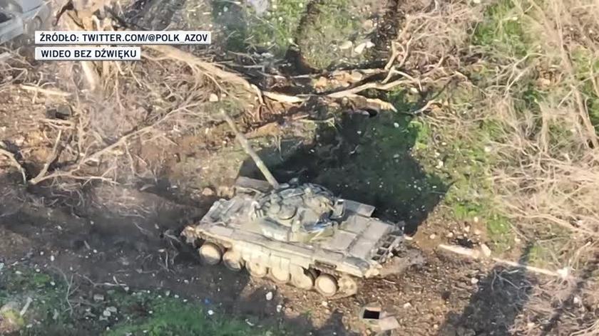 Mariupol. Rosyjski czołg ostrzeliwuje budynek mieszkalny