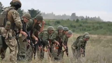 Wagnerowcy w roli "instruktorów". Szkolą białoruskich żołnierzy. Wideo archiwalne 