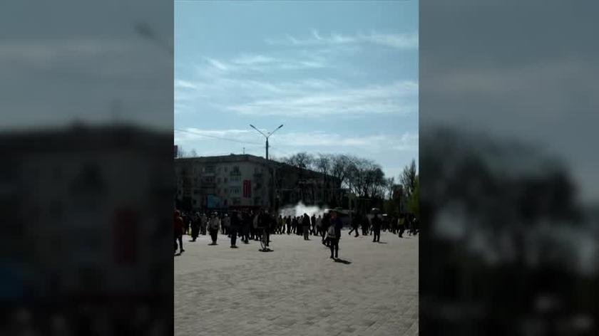 Protest przeciw rosyjskiej okupacji w Chersoniu. Wideo archiwalne 