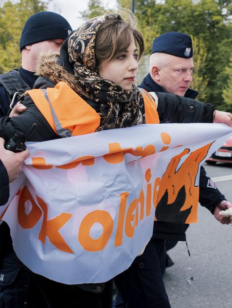 Protest Ostatniego Pokolenia w Warszawie. Blokowanie skrzyżowania ul. Świętokrzyskiej i Marszałkowskiej
