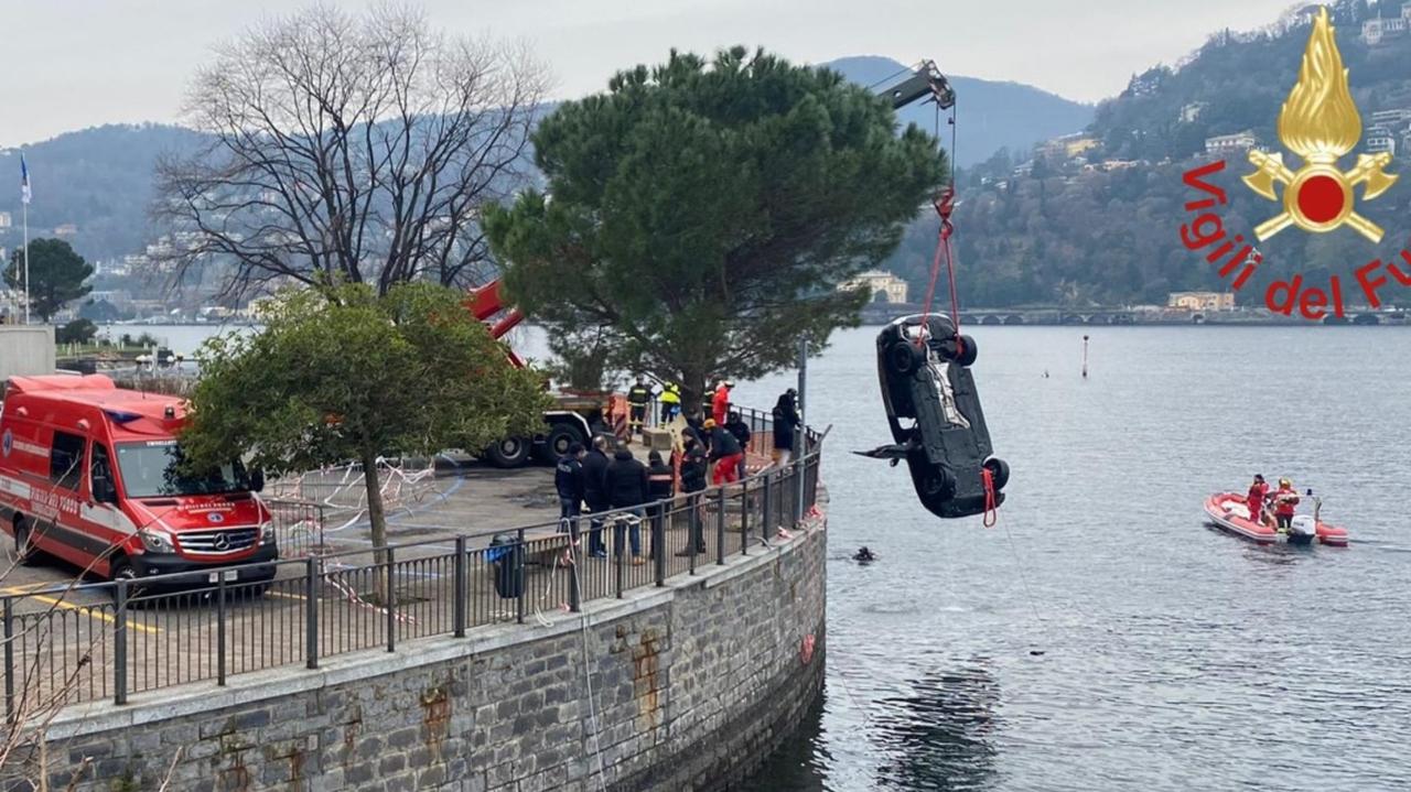 Italia.  Un coche capturado en el lago de Como.  La pareja estaba en su primera cita.