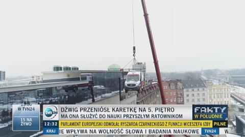 Karetka w budynku z naszą reporterką w środku 