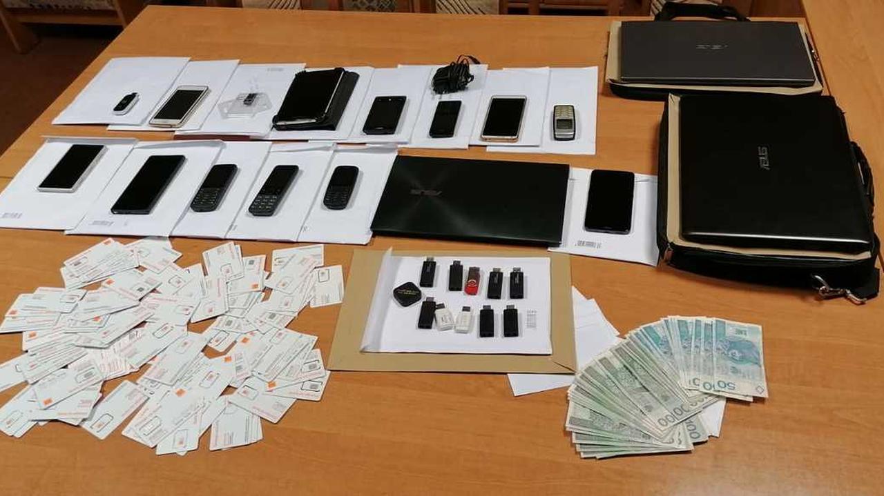 Cut pieces of paper instead of a new phone.  Police: thousands of defrauded people all over Poland thumbnail