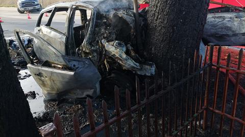 Samochód zjechał z drogi, uderzył w drzewo i stanął w płomieniach. Nie żyje kierowca (wideo z 29.03.2023)