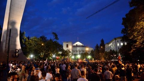Tysiące ludzi przed Sejmem "na spacerze"