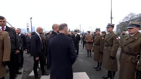 Prezydent wręcza żołnierzom pamiątkowe coiny