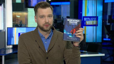 Radomir Wit napisał książkę o policyjnych negocjatorach. Podpisany egzemplarz przekazał prowadzącemu program