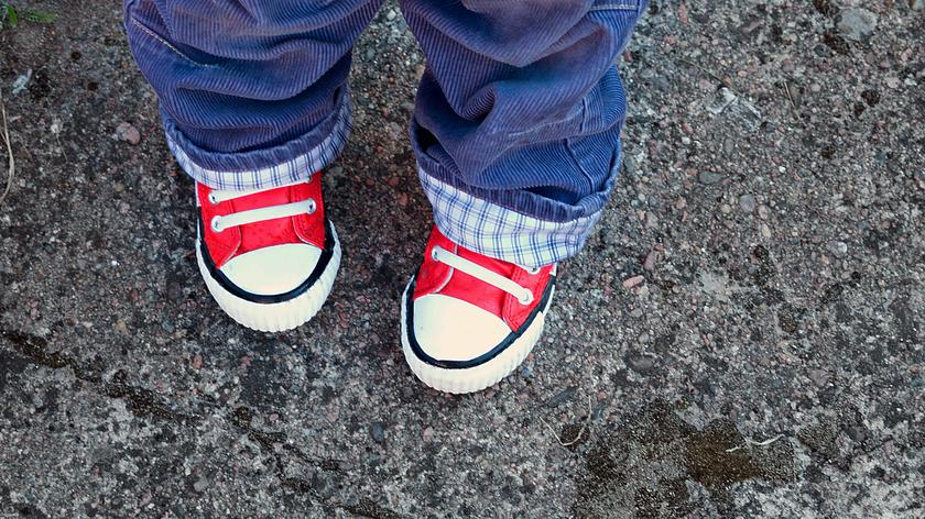 1,5-roczna dziewczynka błąkała się bez butów przy skrzyżowaniu. W drzwiach stał jej trzyletni brat