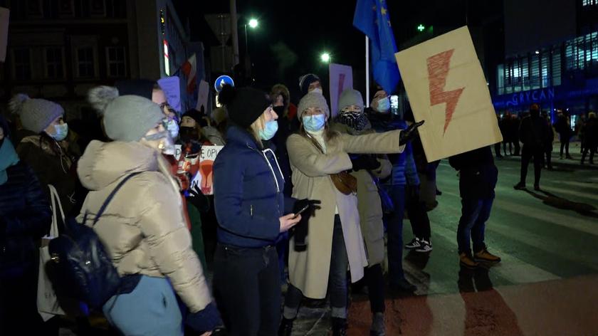 Protesty po wyroku Trybunału Konstytucyjnego na ulicach polskich miast (materiał z 6.02.2021)