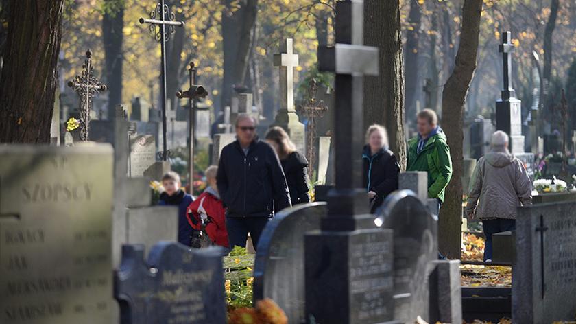 31.10.2015 | Polacy w zadumie przy grobach swoich bliskich