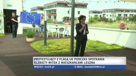 Flaga Unii Europejskiej za plecami Elżbiety Witek w czasie przemówienia w Lesznie