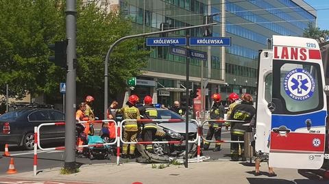 Wypadek radiowozu w Krakowie. Strażnicy jechali na interwencję, na skrzyżowaniu doszło do kolizji