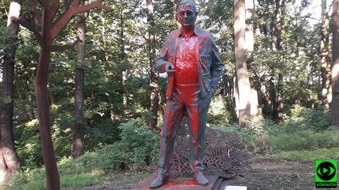 Pomnik Jana Szyszki w Jarocinie oblany czerwoną farbą